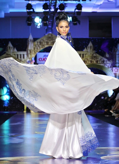 blue-and-white-reign-at-latest-ao-dai-show-2
