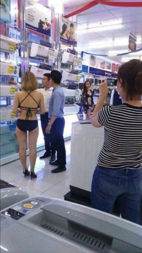 electronics-store-fined-for-sexy-bikini-show