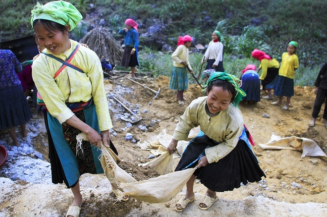 mountainous-kids-take-on-back-breaking-work-with-a-smile