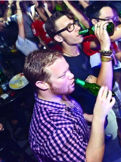 bar-flies-to-boozers-seven-kinds-of-people-lurking-in-vietnamese-clubs-5