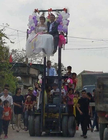 forklift-wedding-causes-internet-splash-in-vietnam