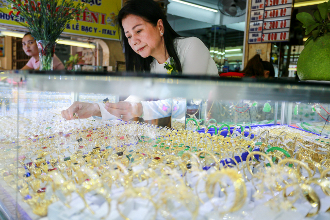 jewelry-corner-where-saigon-glitters-are-up-for-sale-1