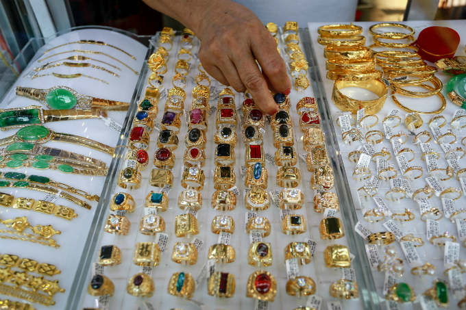 jewelry-corner-where-saigon-glitters-are-up-for-sale-3