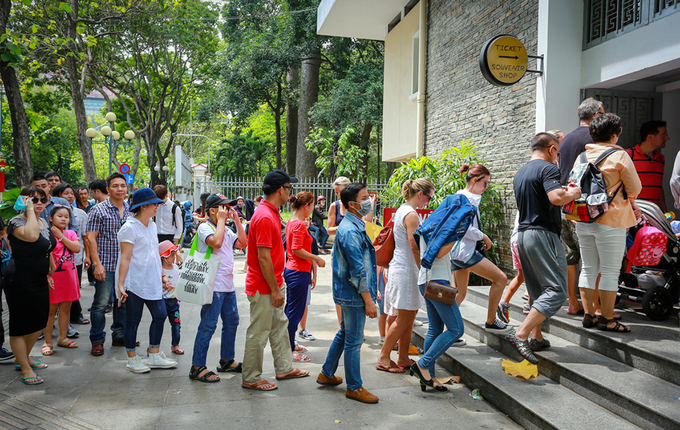 vietnamese-go-back-to-history-and-nature-on-holiday-weekend-1