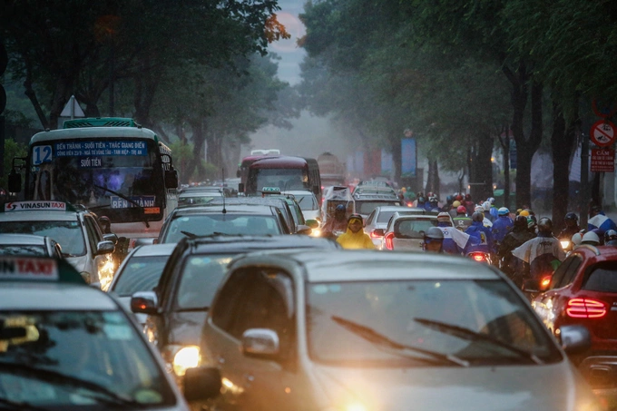 saigon-traffic-sinks-into-chaos-under-heavy-rain