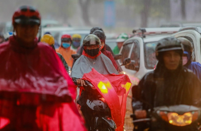 saigon-traffic-sinks-into-chaos-under-heavy-rain-3