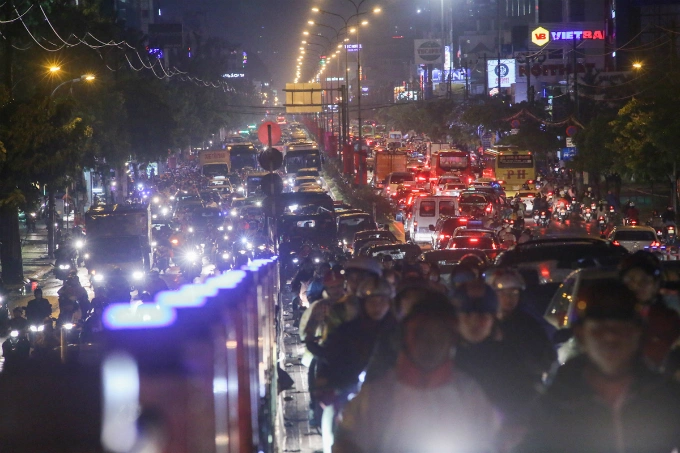 saigon-traffic-sinks-into-chaos-under-heavy-rain-4