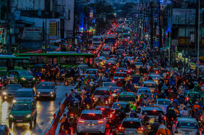 saigon-traffic-sinks-into-chaos-under-heavy-rain-5