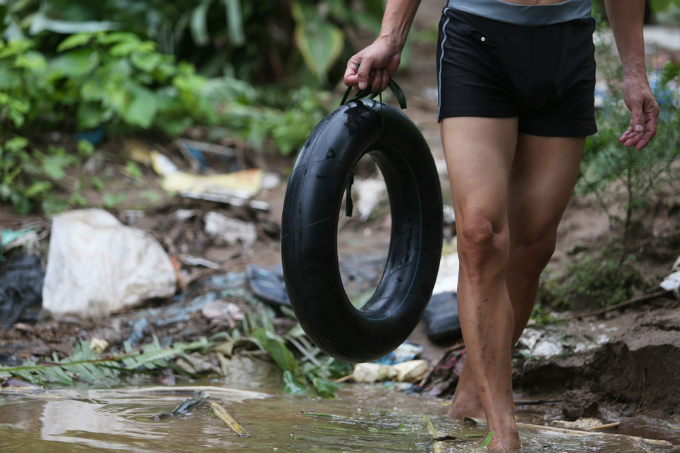 current-affairs-hanoians-take-a-dip-in-the-red-river-1