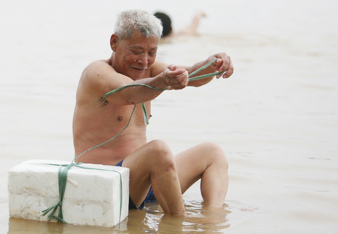 current-affairs-hanoians-take-a-dip-in-the-red-river-2