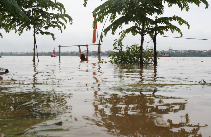 current-affairs-hanoians-take-a-dip-in-the-red-river-3