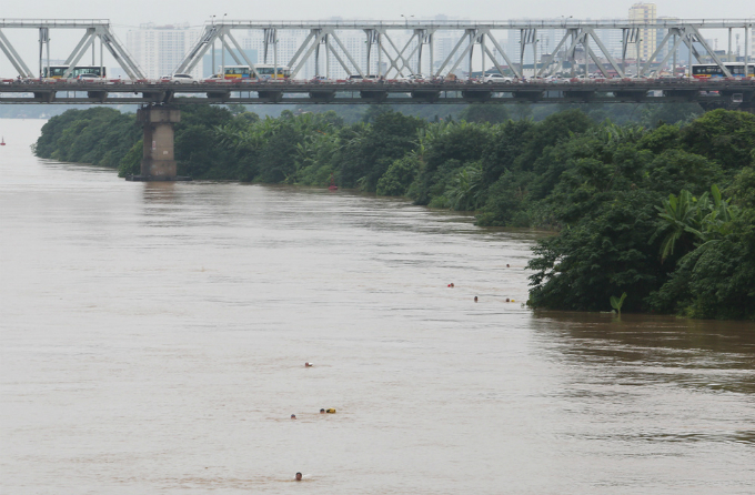 current-affairs-hanoians-take-a-dip-in-the-red-river