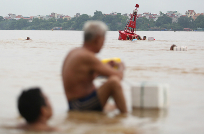 current-affairs-hanoians-take-a-dip-in-the-red-river-8