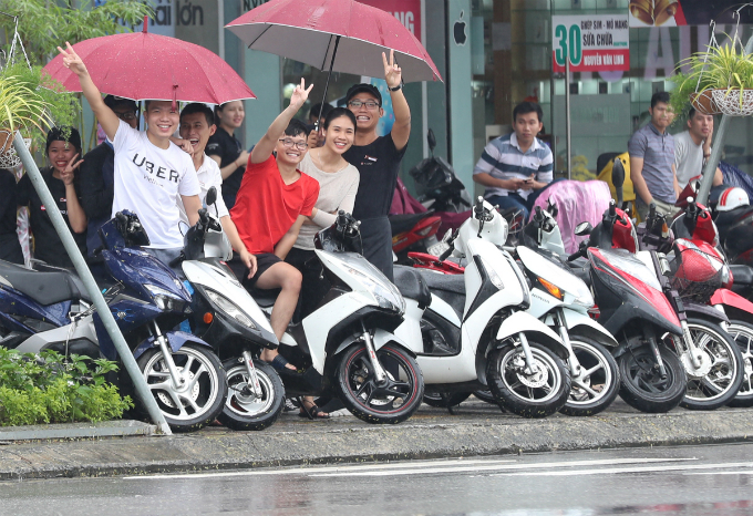 curious-smiles-and-raincoats-welcome-apec-delegates-to-da-nang
