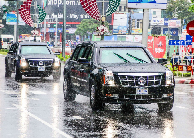 curious-smiles-and-raincoats-welcome-apec-delegates-to-da-nang-7