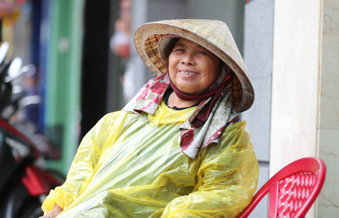 curious-smiles-and-raincoats-welcome-apec-delegates-to-da-nang-1