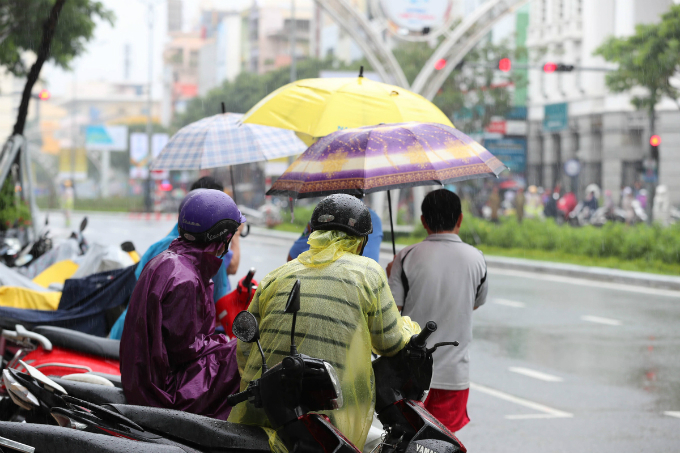 curious-smiles-and-raincoats-welcome-apec-delegates-to-da-nang-3