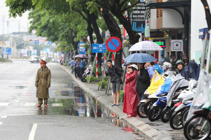 curious-smiles-and-raincoats-welcome-apec-delegates-to-da-nang-4