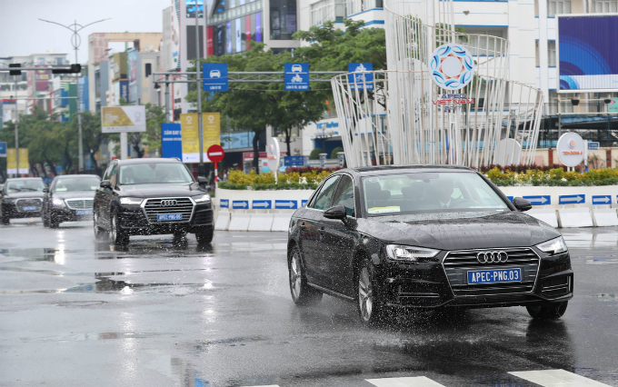 curious-smiles-and-raincoats-welcome-apec-delegates-to-da-nang-6