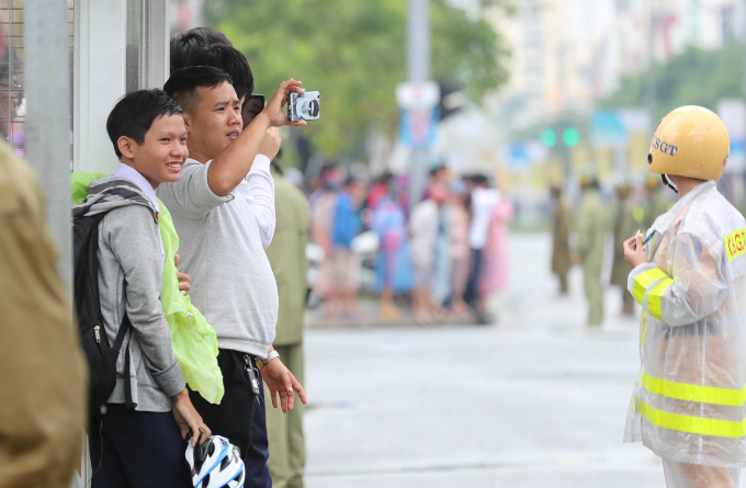 curious-smiles-and-raincoats-welcome-apec-delegates-to-da-nang-8