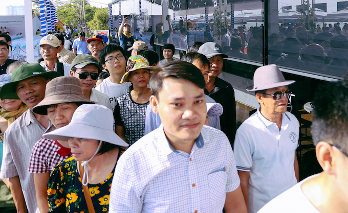 fanfare-as-saigons-river-buses-make-maiden-voyage-1