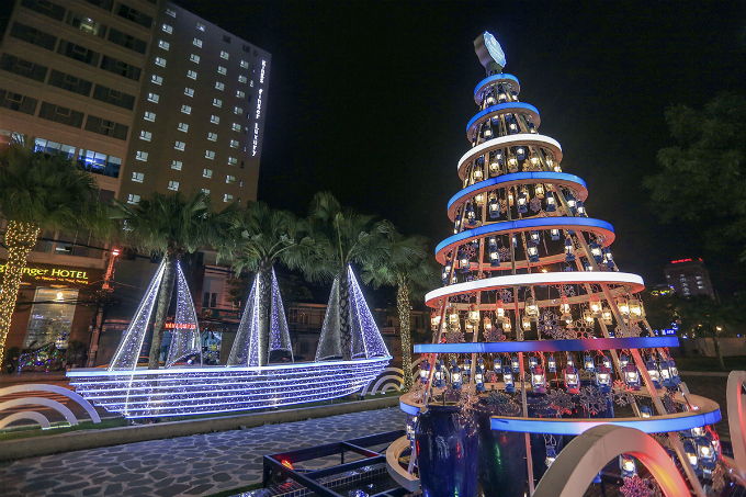 A Christmas tree of gas mantles and a light boat shine up the front yard of a hotel on Nguyen Van Thoai Street in the central Vietnamese city.