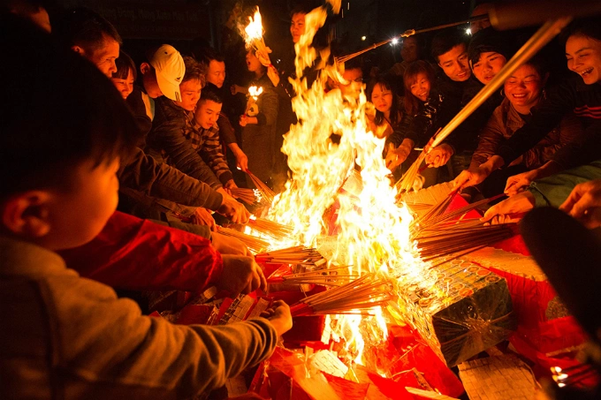 Getting lucky fire and bring it home safe and sound is a long-standing ritual in the 11th day of the first lunar month of An Dinh Village in Hanoi. Locals believe that the fire they get from burning votive paper they offer in the past year at the villages temple will keep them in peace and give them prosperity.