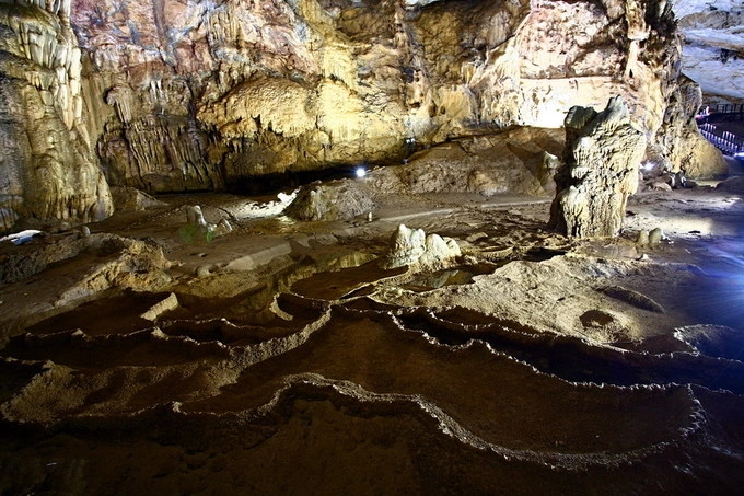 Tourists often combine Paradise Cave with Dark Cave, another popular site in Phong Nha  Ke Bang, 6.5 kilometers away to the north.