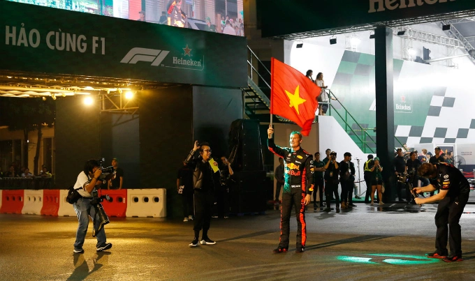Coulthard waves the flag of Vietnam after his performance. He has said goodbye to the race since 2009.