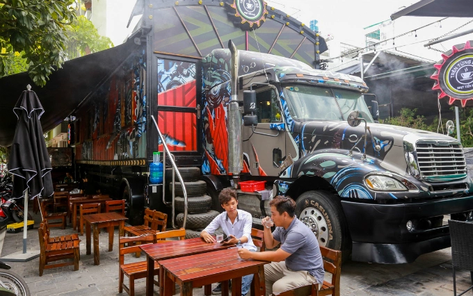 What you see here is not an accident in which truck jams into a coffee shop but a coffee shop itself in HCMCs Binh Tan District.