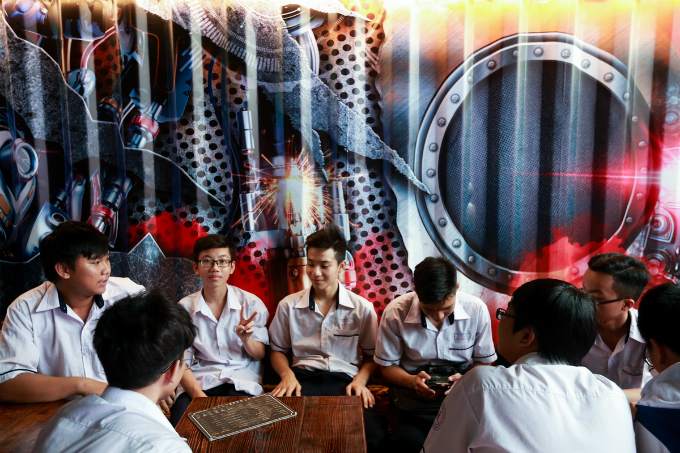 Nhut also covers the sides of the containers with graffiti artworks inspired by robot and machine.