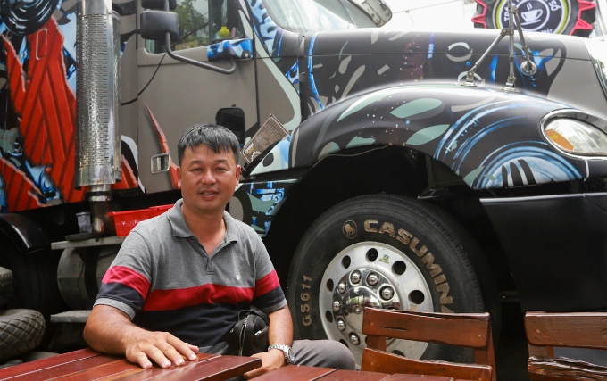 As an auto enthusiast, I bought a used 40-feet tractor with two decommissioned containers, then transformed them into a coffee house. It took me almost a year to finish setting up this shop, said the owner Nguyen Thanh Nhut.