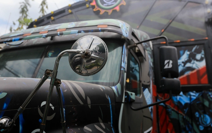 The outside of truck is kept the same from the rearview mirror, car glass, headlights, gas tank are left untouched. Nhut only repainted the truck.