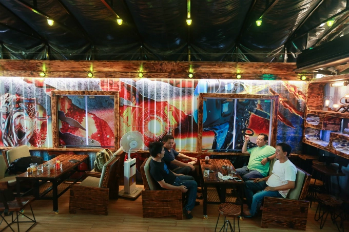 Since the containers were made from iron and steel, I have to use 4 large-capacity air conditioners and fans at each table to reduce the heat accumulated inside. In addition, I use canvas to cover the ceiling to cool down the room temperature, said Nhut.