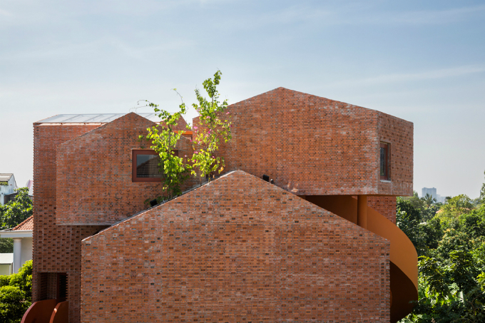 The building is designed in a way to ensure privacy and quietness for people inside.