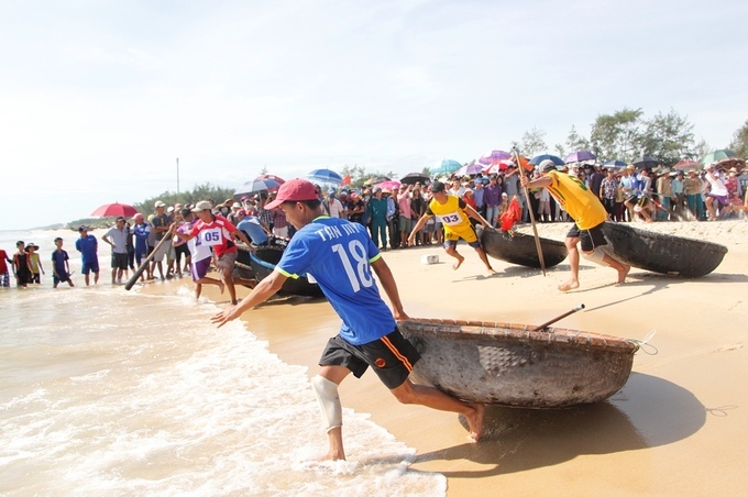 Fishermen get ready to jump into the fray.Dozens of fishermen take part in the coracle race.
