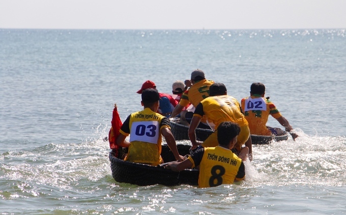 A team of fishermen try to catch up.Each boat will have two people on it. Competitors would need to traverse 500 meters on water, and would have to do so in 7 sessions.