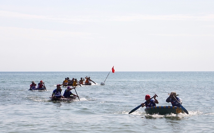 A two-men coracle is ahead of the rest.