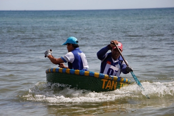 Two fishermen sail their coracle to victory.