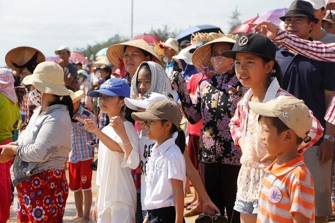 Locals watch on and cheer for the contestants.