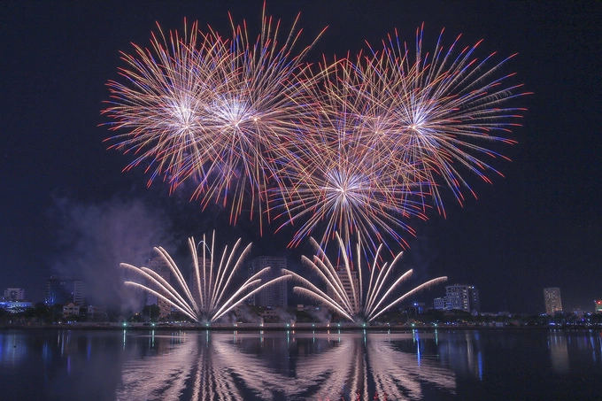 Italy was announced the winner of the annual Da Nang International Fireworks on Saturday night with dazzling performance that follows The Legend of Bridges theme this year.