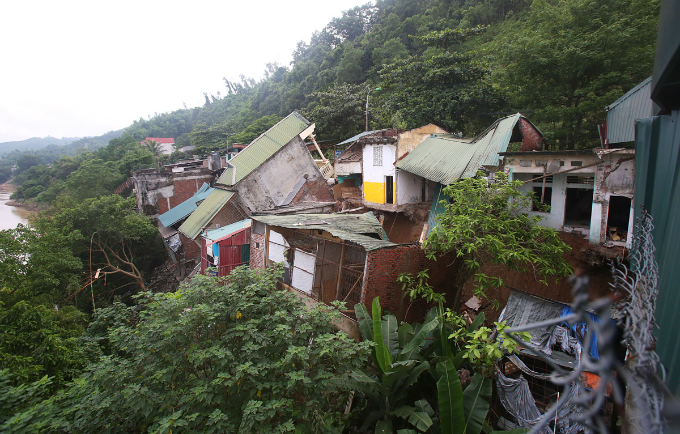 For fear of continued house collapse, local authorities prompted the mass evacuation of families in high risk areas of erosion last night after five houses were half-swallowed by the river. Hundreds of residents in the ward are in a hurry to go back home on Tuesday morning to pick up their belongings, including clothes, household items and valuable things and move to a new temporary shelter.