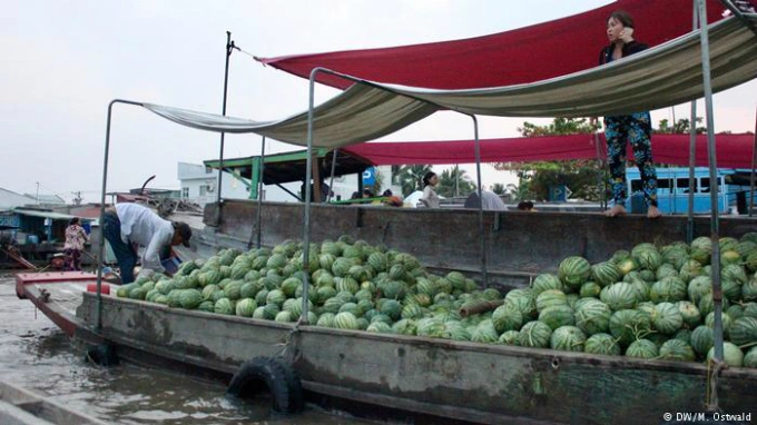 Cai Rang Floating Market: In many places you will find floating markets in the early morning, that you shouldnt miss out on.