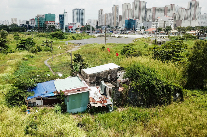 Standing nearby modern concrete buildings on Thu Thiem Peninsula are several downgraded houses surrounded by wild grass. Owners of those houses have stayed in limbo for years after the city retake lands in their neighborhood to develop a new urban area on the peninsula in District 2, which lies across the citys center over the Saigon River.