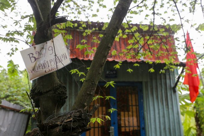 Across Hais place is Phuongs. Her house has already be revoked but she managed to stay and used roofing metal sheet to build a temporary shelter. The authorities still have no proper answer for her case.