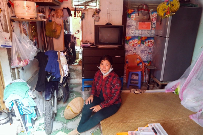 Some people have been moved away after the citys decision to revoke their lands but after learning that the area is still in limbo, they decided to rent out their places. The owner divide the house into rooms measured just more than 10 square meters each. All paying guests here a poor workers. We stay here because the renting cost is cheap and its near the inner city, Nguyen Thanh Thuy, a worker from Long An Province, a southern neighbor of HCMC, says.