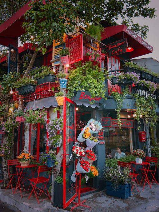 A Saigon cafe greets guests with bouquets