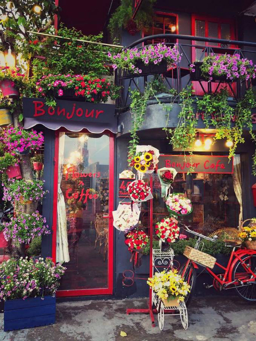A Saigon cafe greets guests with bouquets - 1