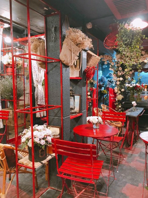 A Saigon cafe greets guests with bouquets - 2