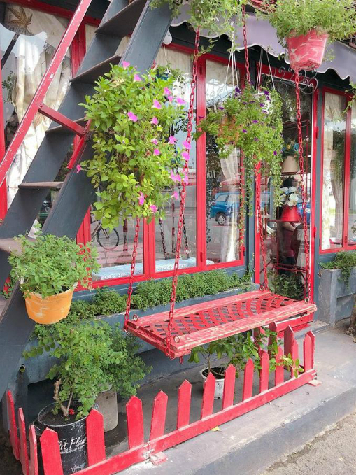 A Saigon cafe greets guests with bouquets - 3